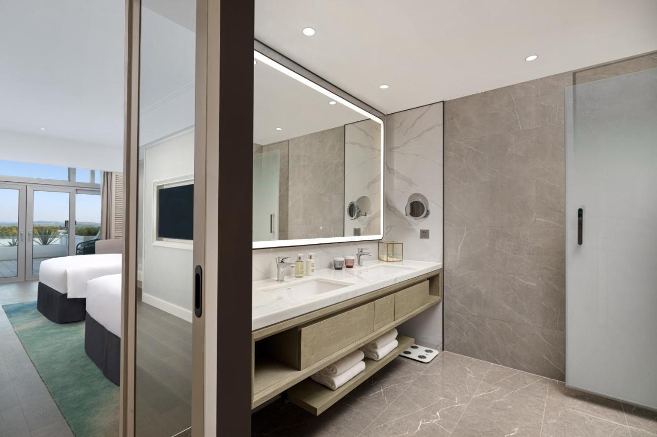 Xiamen International Seaside Hotel -Hotel Corridor Leads To The Stone Exhibition Hall Luaran gambar