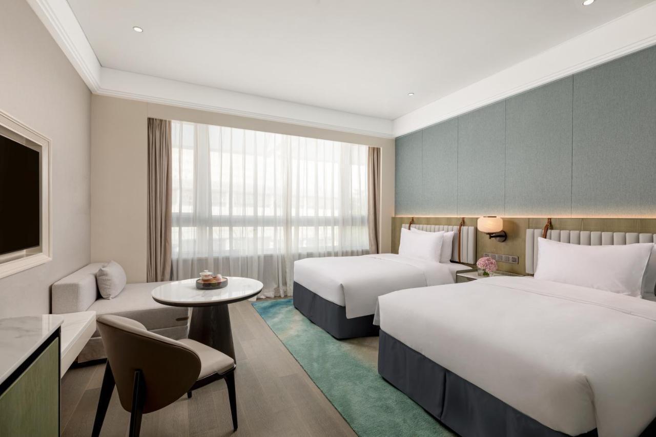 Xiamen International Seaside Hotel -Hotel Corridor Leads To The Stone Exhibition Hall Bilik gambar