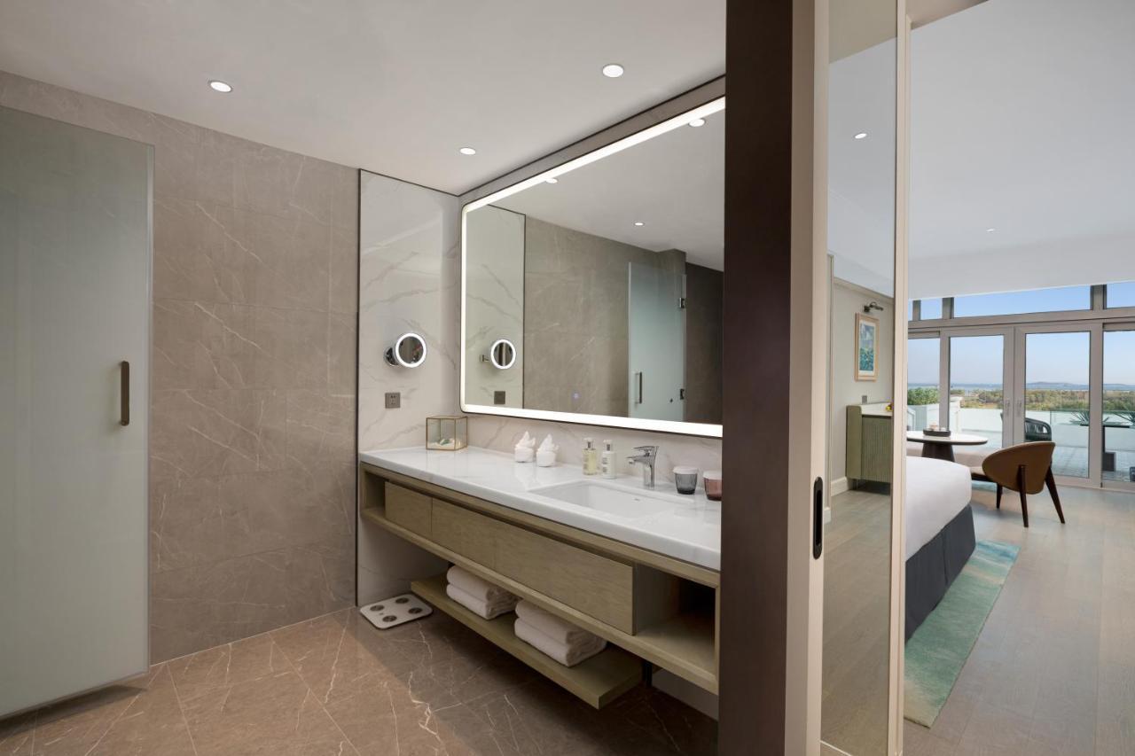 Xiamen International Seaside Hotel -Hotel Corridor Leads To The Stone Exhibition Hall Luaran gambar