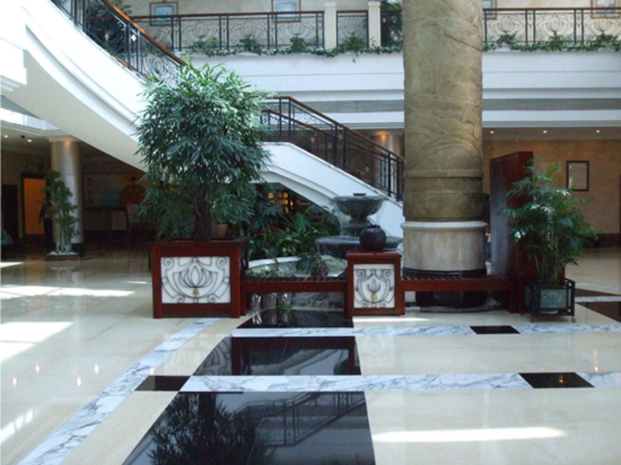 Xiamen International Seaside Hotel -Hotel Corridor Leads To The Stone Exhibition Hall Luaran gambar