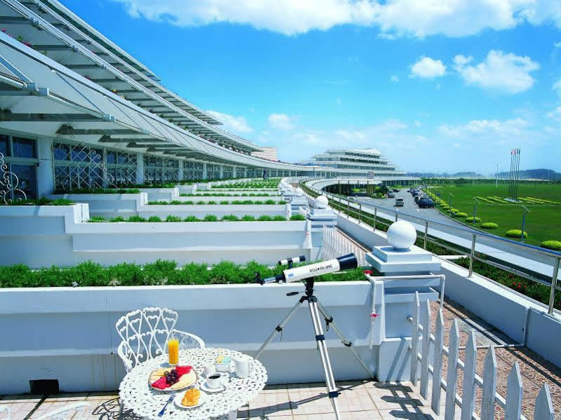Xiamen International Seaside Hotel -Hotel Corridor Leads To The Stone Exhibition Hall Luaran gambar